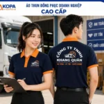 Nam nữ nhân viên mặc áo polo đồng phục màu xanh navy cổ cam in logo công ty vận tải, logistics, mặt trước và mặt sau – AKOPA