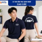 Nam nữ nhân viên mặc áo polo đồng phục màu xanh navy viền đỏ trắng in logo công ty phân phối thiết bị, mặt trước và mặt sau – AKOPA