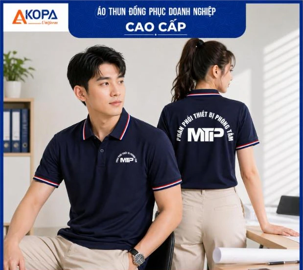 Nam nữ nhân viên mặc áo polo đồng phục màu xanh navy viền đỏ trắng in logo công ty phân phối thiết bị, mặt trước và mặt sau – AKOPA