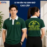 Nam nữ nhân viên mặc áo polo đồng phục màu xanh rêu cổ trắng in logo dịch vụ âm thanh ánh sáng sự kiện, mặt trước và mặt sau – AKOPA