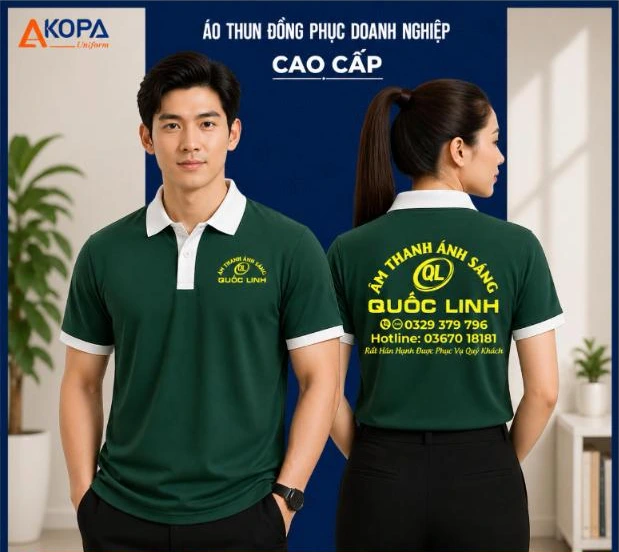 Nam nữ nhân viên mặc áo polo đồng phục màu xanh rêu cổ trắng in logo dịch vụ âm thanh ánh sáng sự kiện, mặt trước và mặt sau – AKOPA