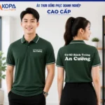 Nam nữ nhân viên mặc áo polo đồng phục màu xanh rêu viền trắng in logo cơ sở sản xuất thực phẩm, mặt trước và mặt sau – AKOPA