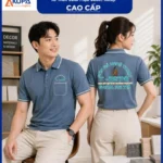 Nam nữ nhân viên mặc áo polo đồng phục màu xanh xám có túi ngực in logo công ty sơn đá nghệ thuật, mặt trước và mặt sau – AKOPA