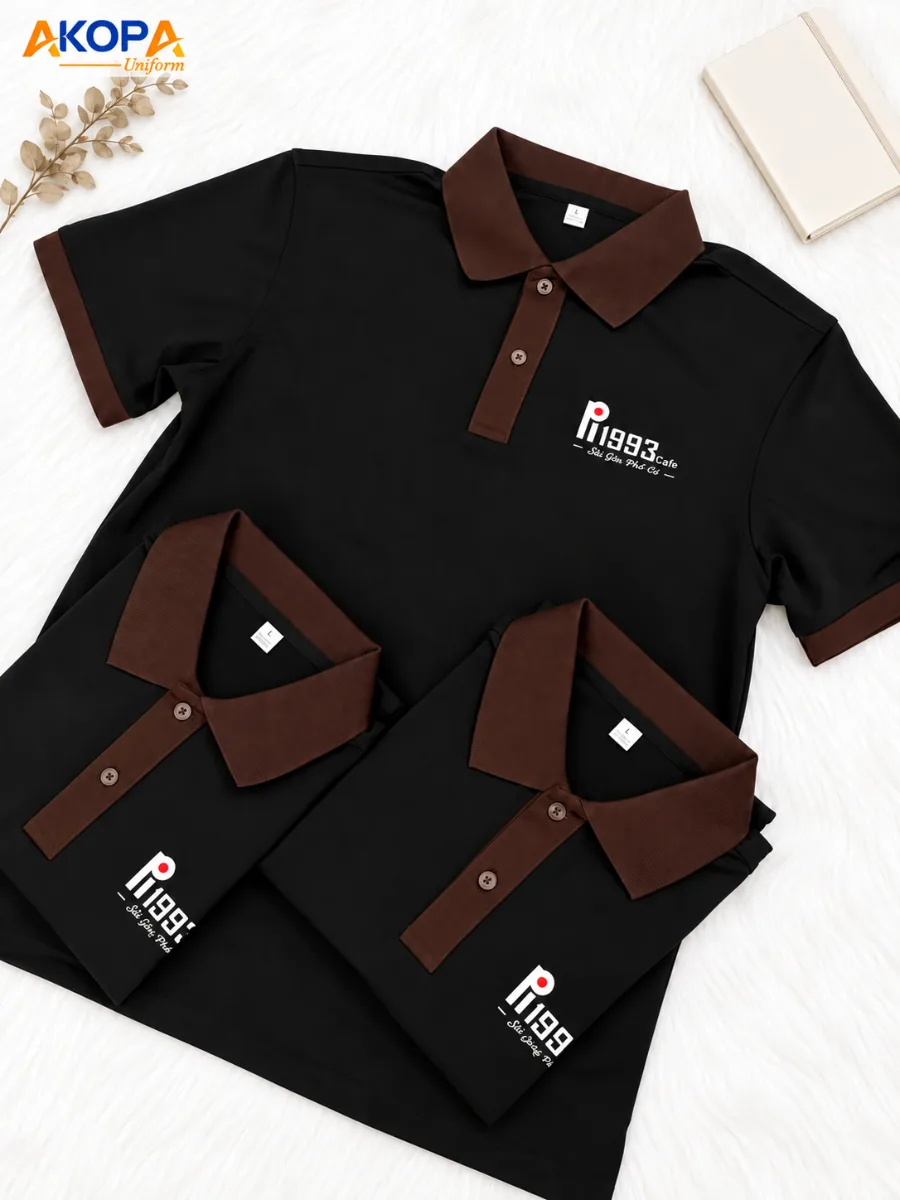Áo polo đồng phục quán cafe màu đen phối cổ nâu – đơn hàng thực tế AKOPA