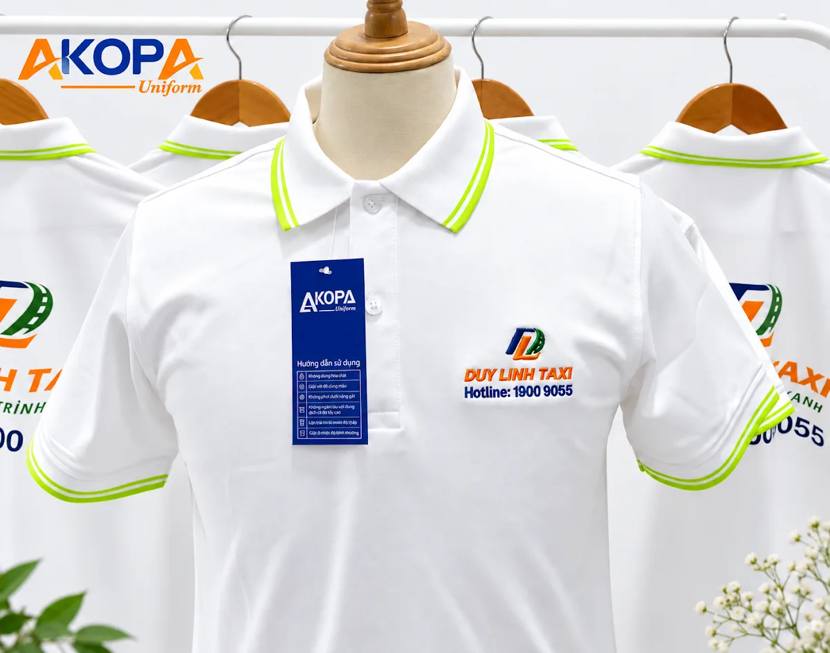 Áo polo đồng phục taxi màu trắng viền xanh dạ quang – AKOPA
