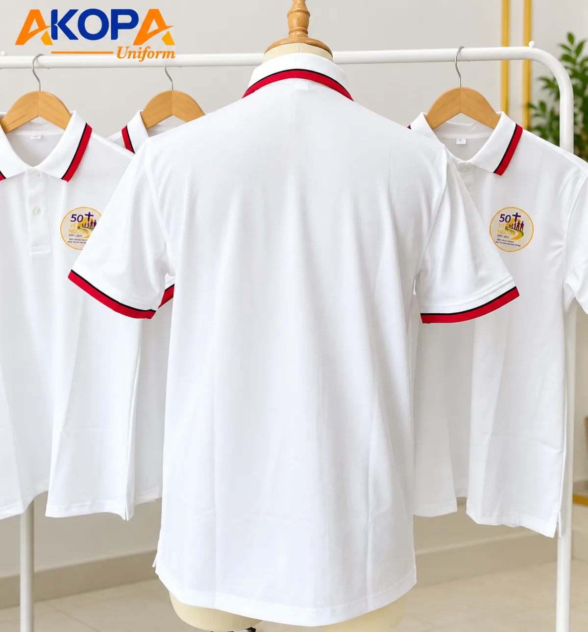 Áo polo đồng phục trắng trưng bày tại showroom AKOPA