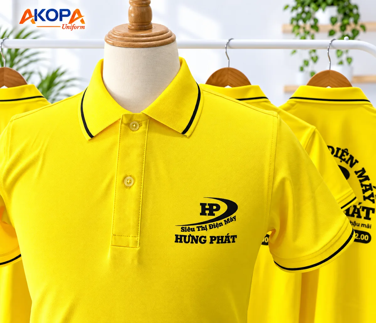 Áo polo đồng phục màu vàng viền đen thêu logo ngực cho cửa hàng – AKOPA