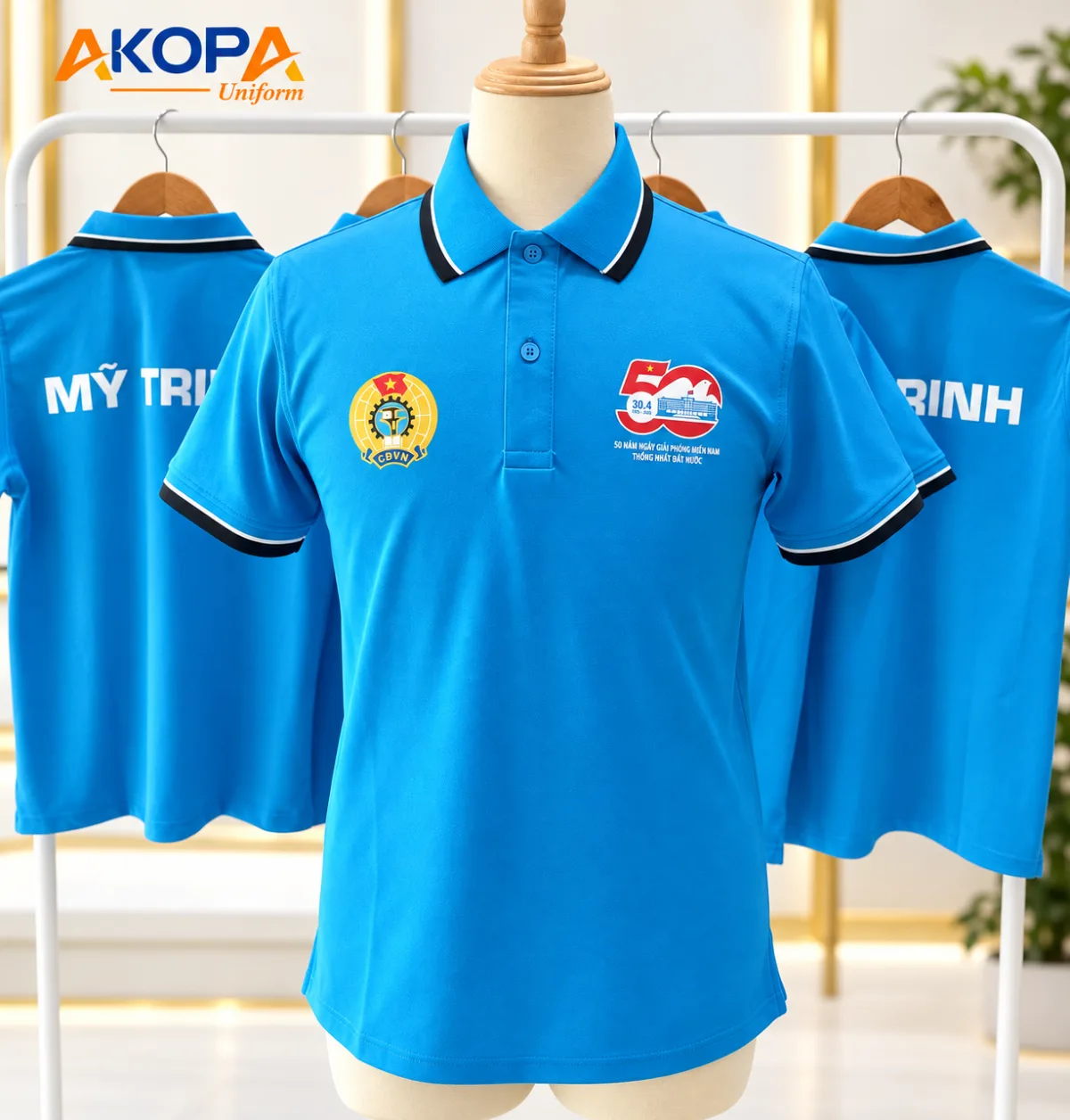 Áo polo đồng phục xanh cyan trưng bày tại showroom AKOPA