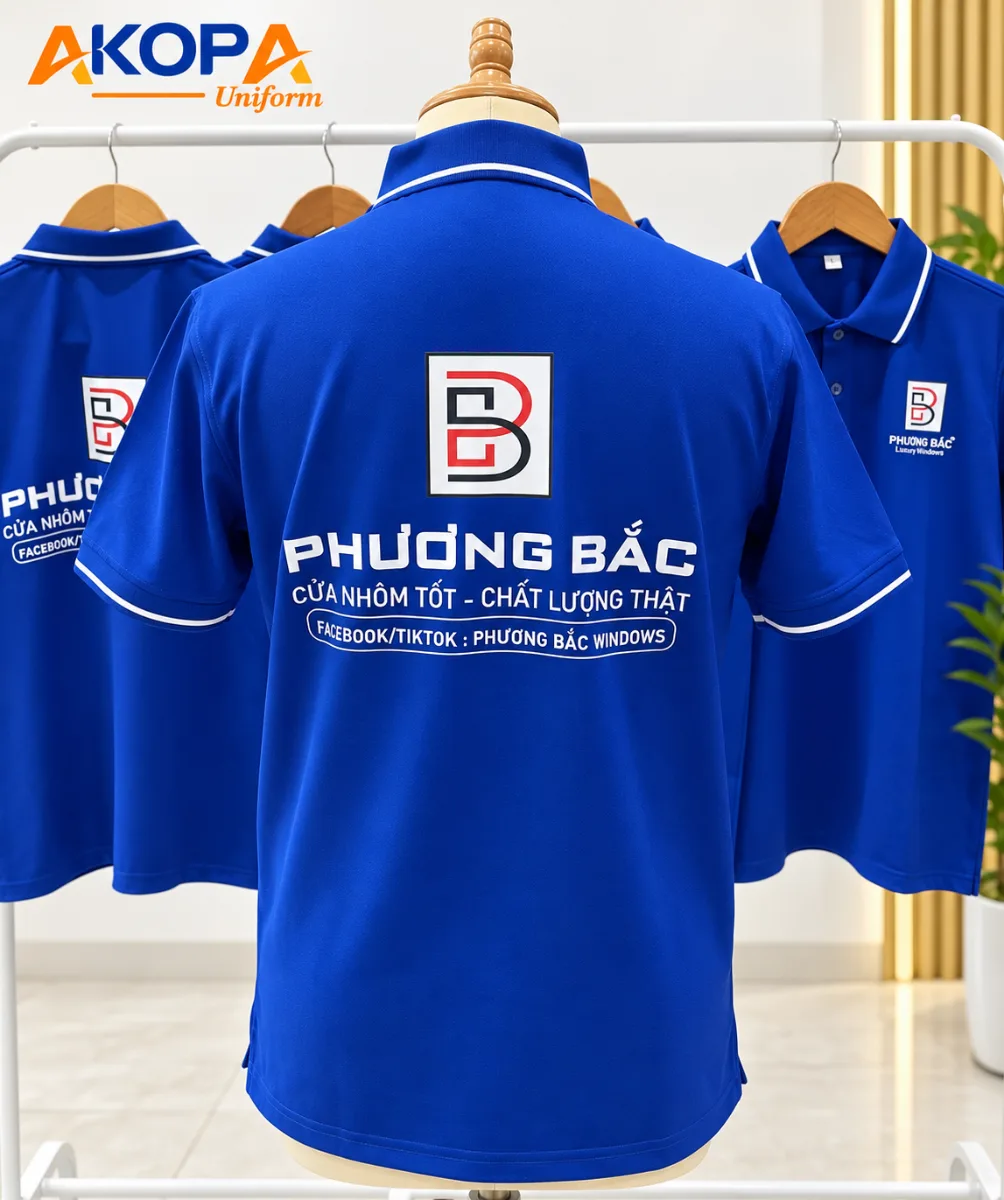 Áo polo đồng phục màu xanh dương in logo và tên công ty sau lưng – AKOPA