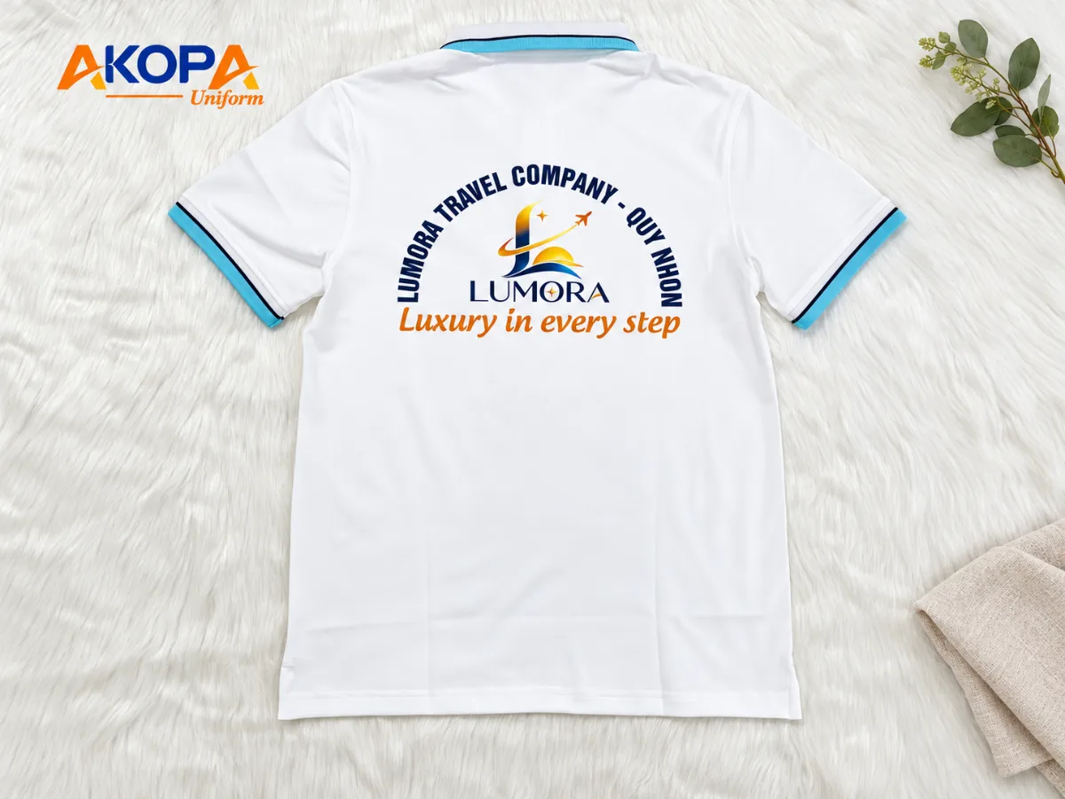 Áo polo du lịch màu trắng in logo và slogan – AKOPA