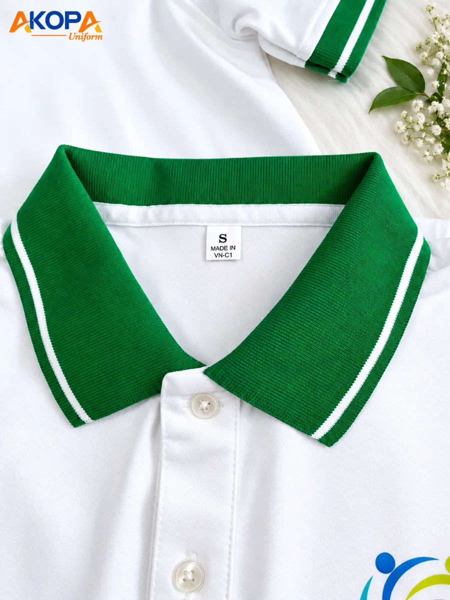 Chi tiết cổ áo polo trắng phối viền xanh lá may theo yêu cầu – xưởng AKOPA
