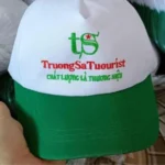 Nón lưỡi trai phối màu trắng – xanh lá thêu logo và slogan – AKOPA