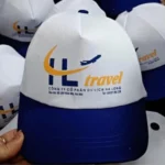 Nón lưỡi trai phối màu trắng – xanh navy in logo công ty du lịch – AKOPA