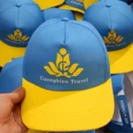 Nón lưỡi trai phối màu xanh da trời – vàng in logo – AKOPA